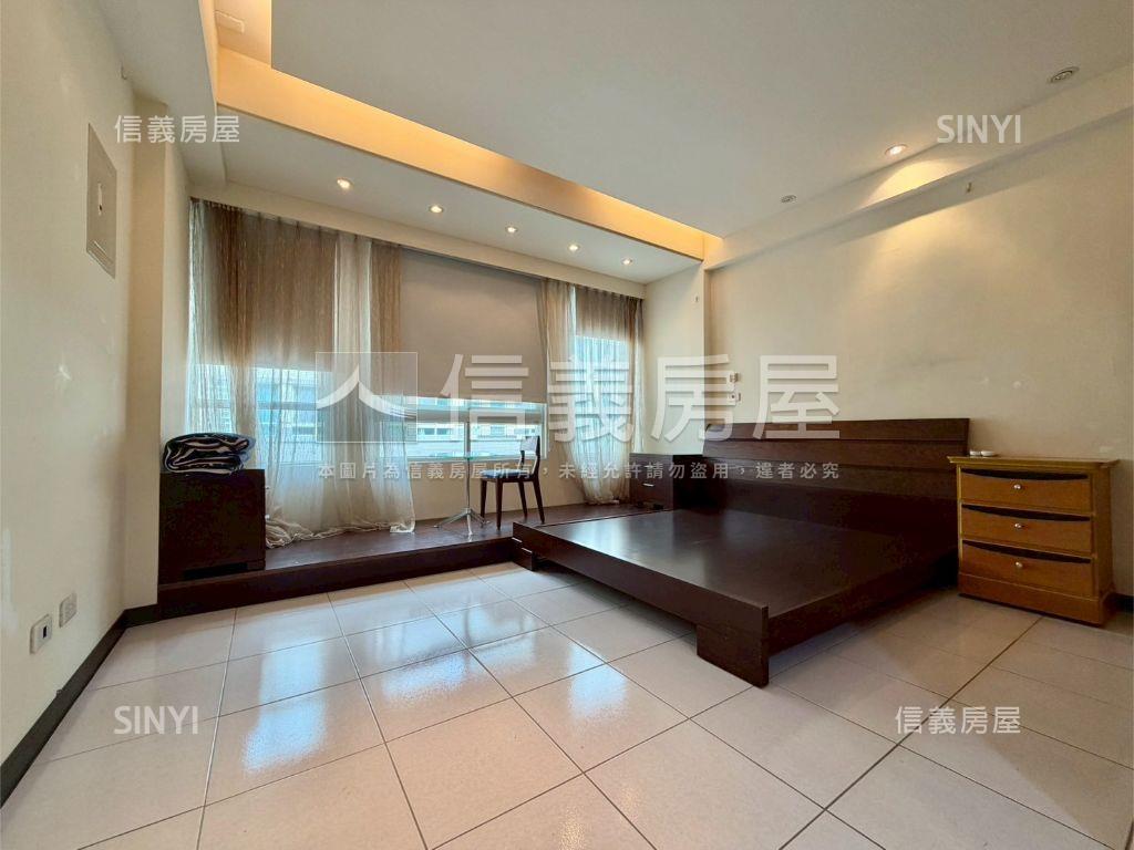 震後採光前院停車別墅房屋室內格局與周邊環境