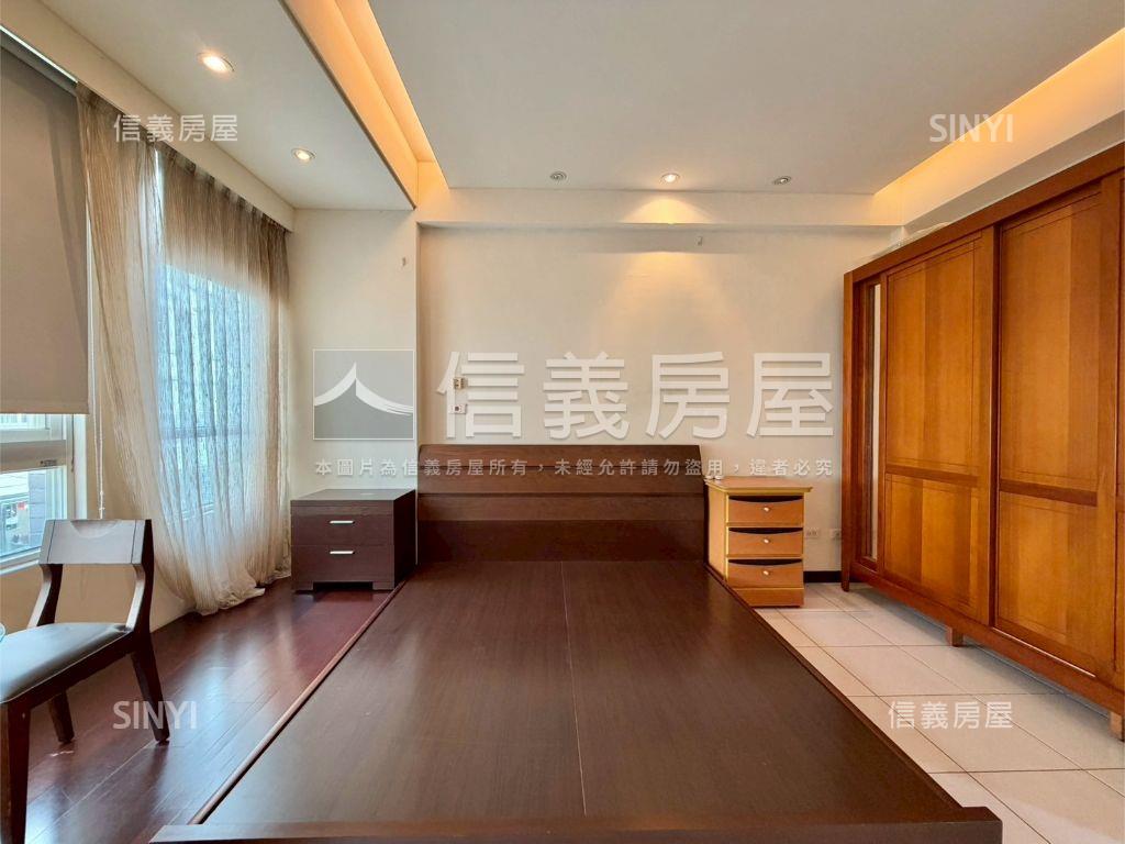 震後採光前院停車別墅房屋室內格局與周邊環境