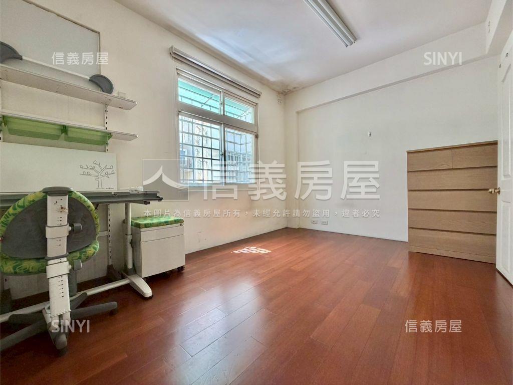 震後採光前院停車別墅房屋室內格局與周邊環境