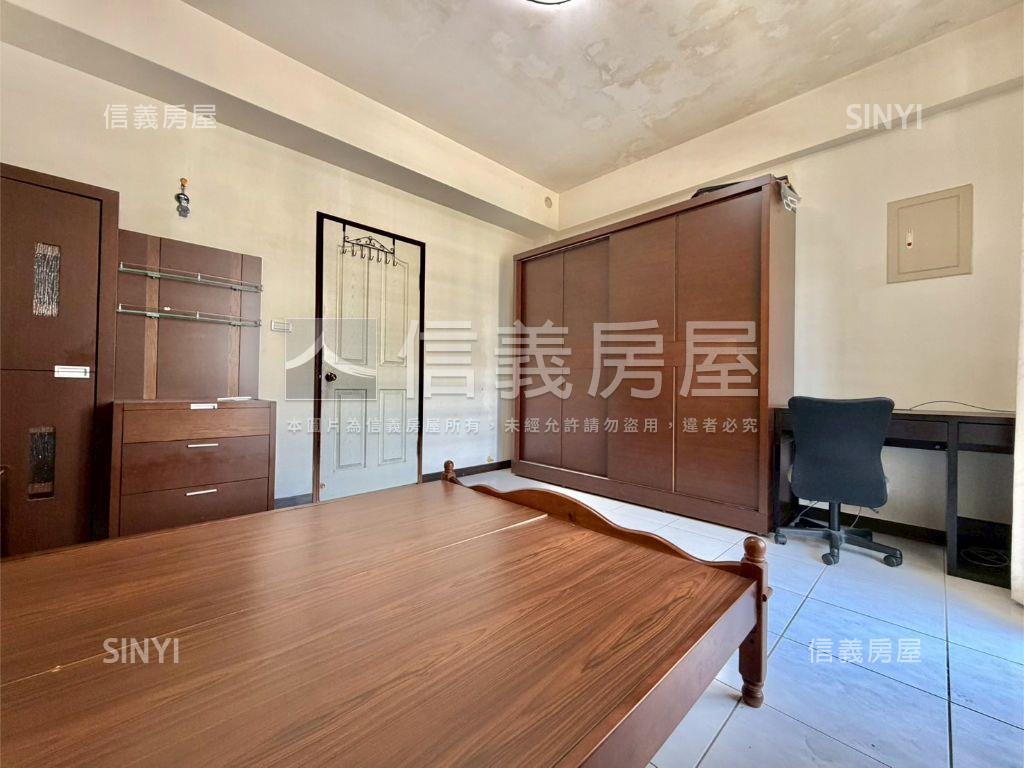 震後採光前院停車別墅房屋室內格局與周邊環境