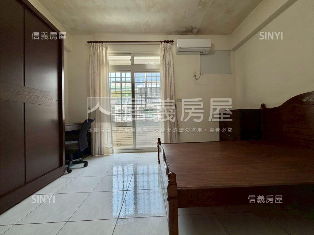 震後採光前院停車別墅房屋室內格局與周邊環境