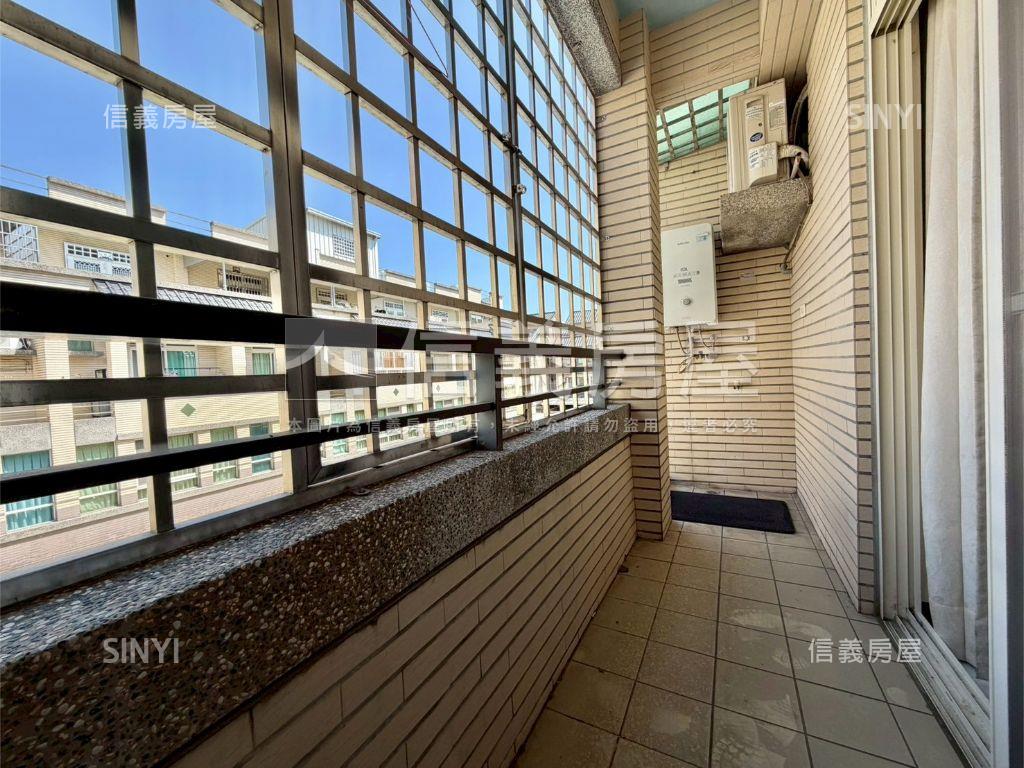 震後採光前院停車別墅房屋室內格局與周邊環境