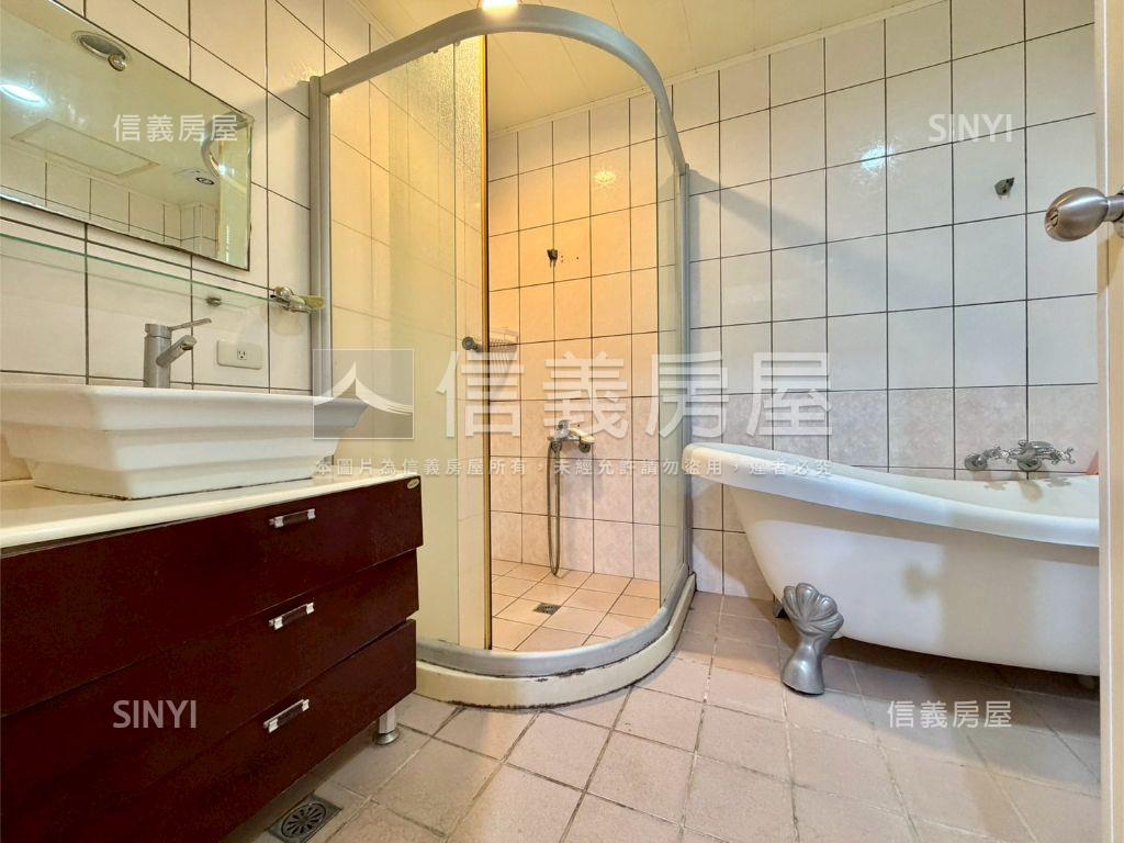 震後採光前院停車別墅房屋室內格局與周邊環境