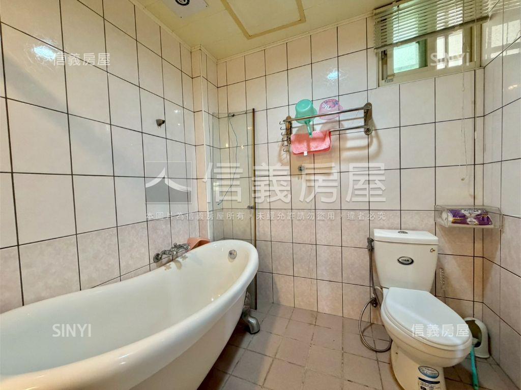 震後採光前院停車別墅房屋室內格局與周邊環境