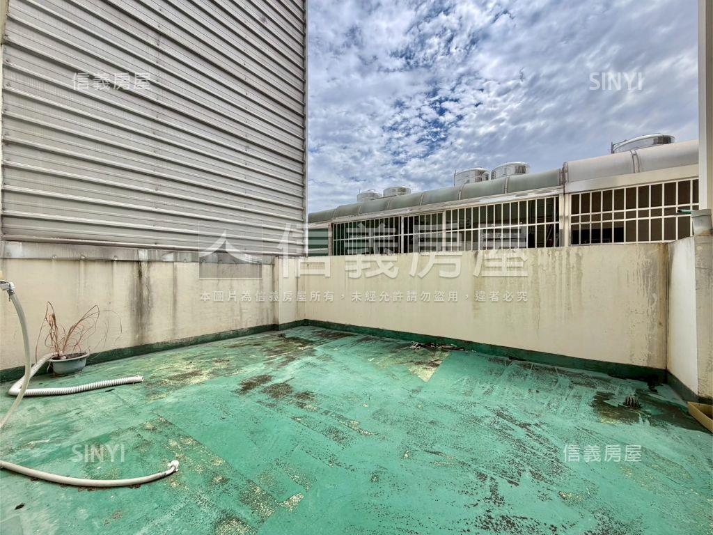 震後採光前院停車別墅房屋室內格局與周邊環境