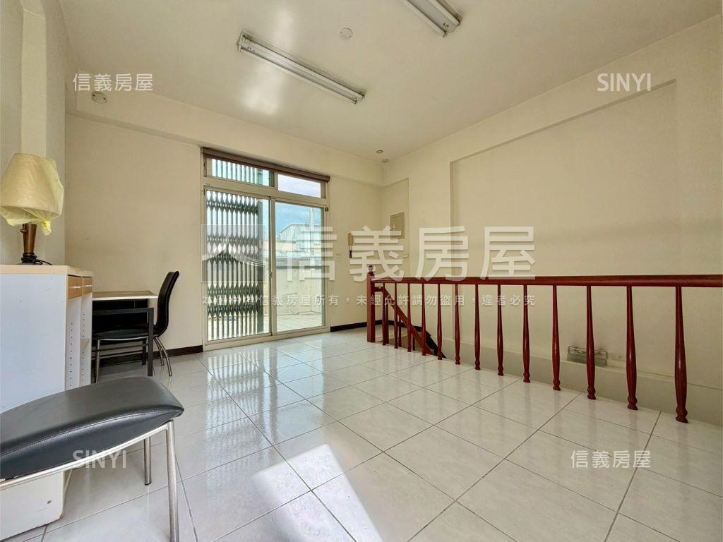 震後採光前院停車別墅房屋室內格局與周邊環境