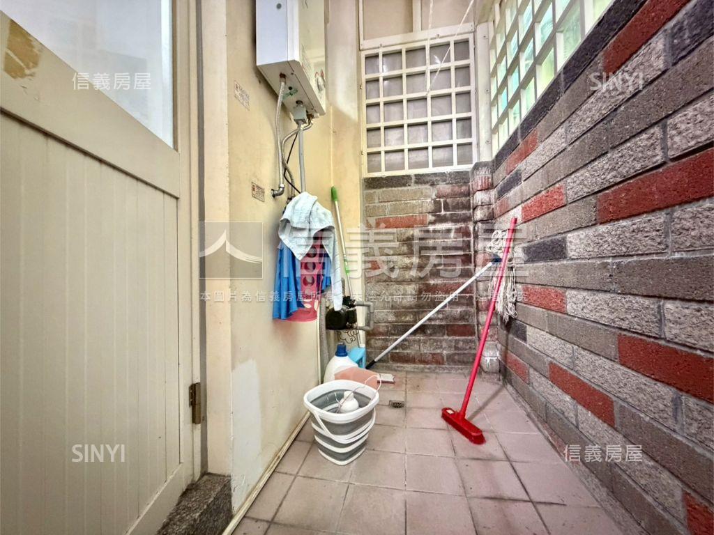 震後採光前院停車別墅房屋室內格局與周邊環境