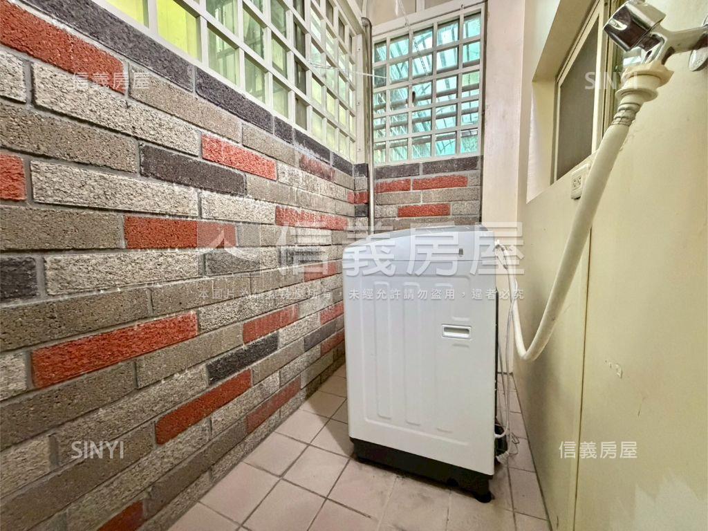 震後採光前院停車別墅房屋室內格局與周邊環境