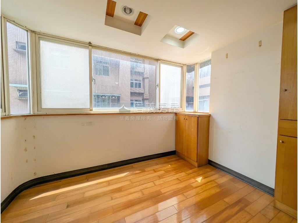 綠大郡尊爵高樓三房房屋室內格局與周邊環境