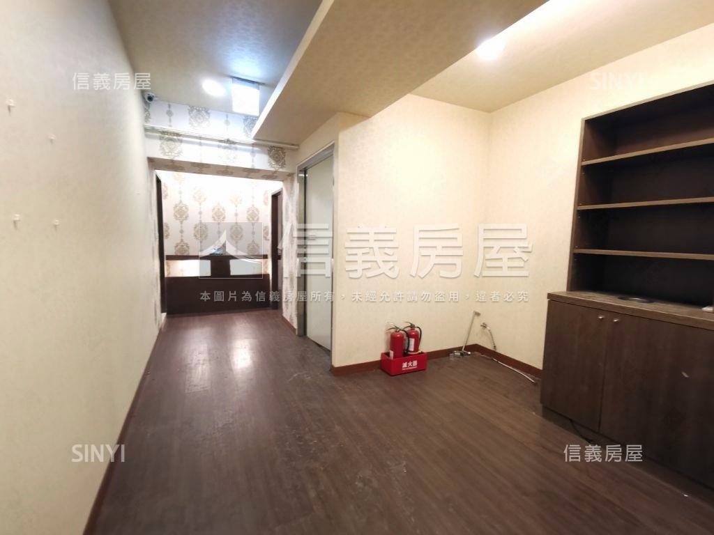長安典藏挑高店面房屋室內格局與周邊環境