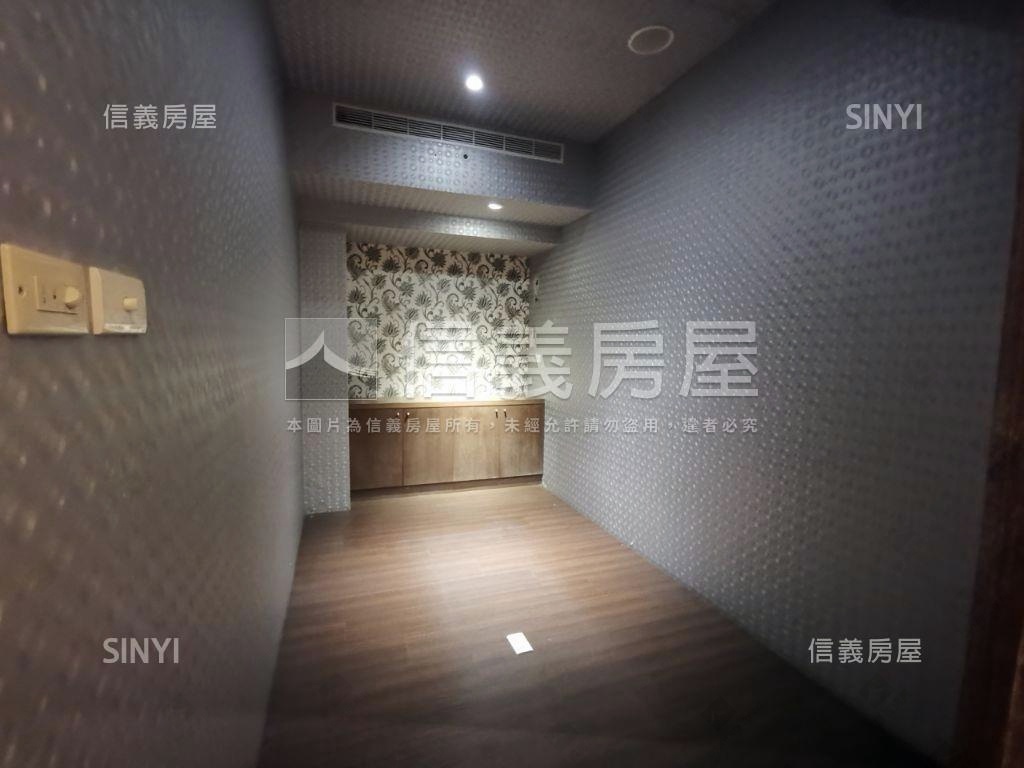 長安典藏挑高店面房屋室內格局與周邊環境
