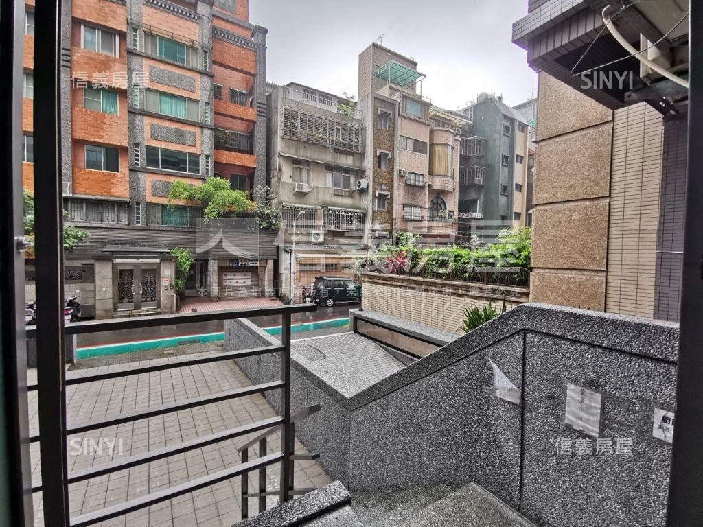 長安典藏挑高店面房屋室內格局與周邊環境