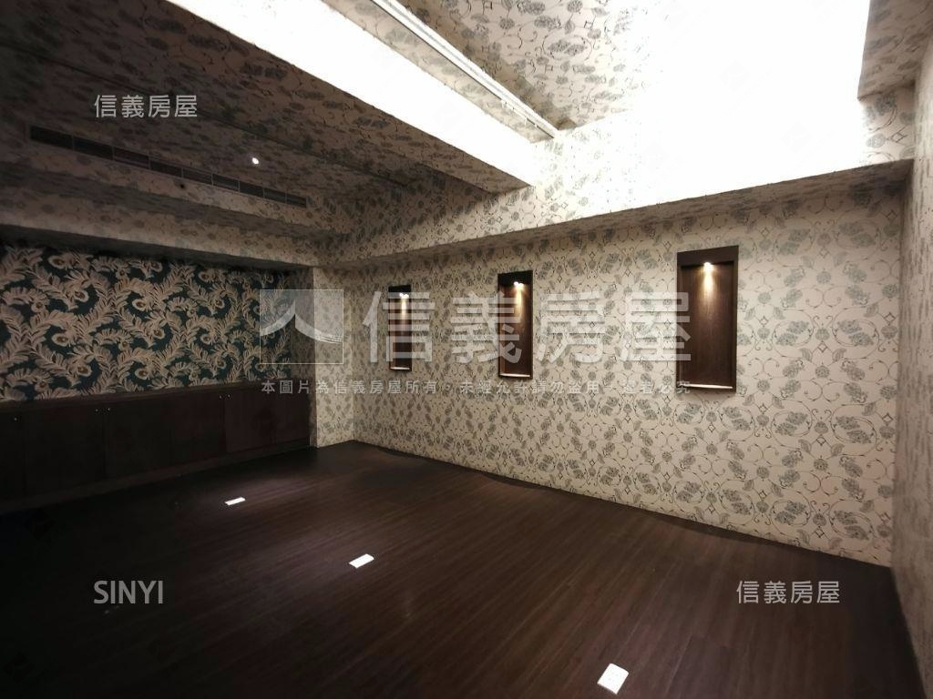 長安典藏挑高店面房屋室內格局與周邊環境