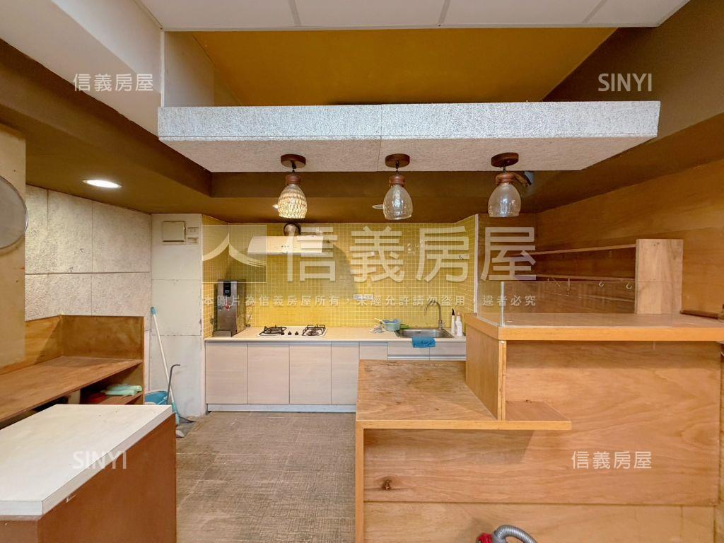 緊鄰捷運站知名學區店面房屋室內格局與周邊環境