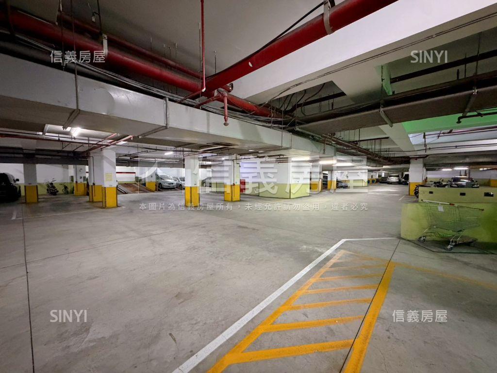 緊鄰捷運站知名學區店面房屋室內格局與周邊環境