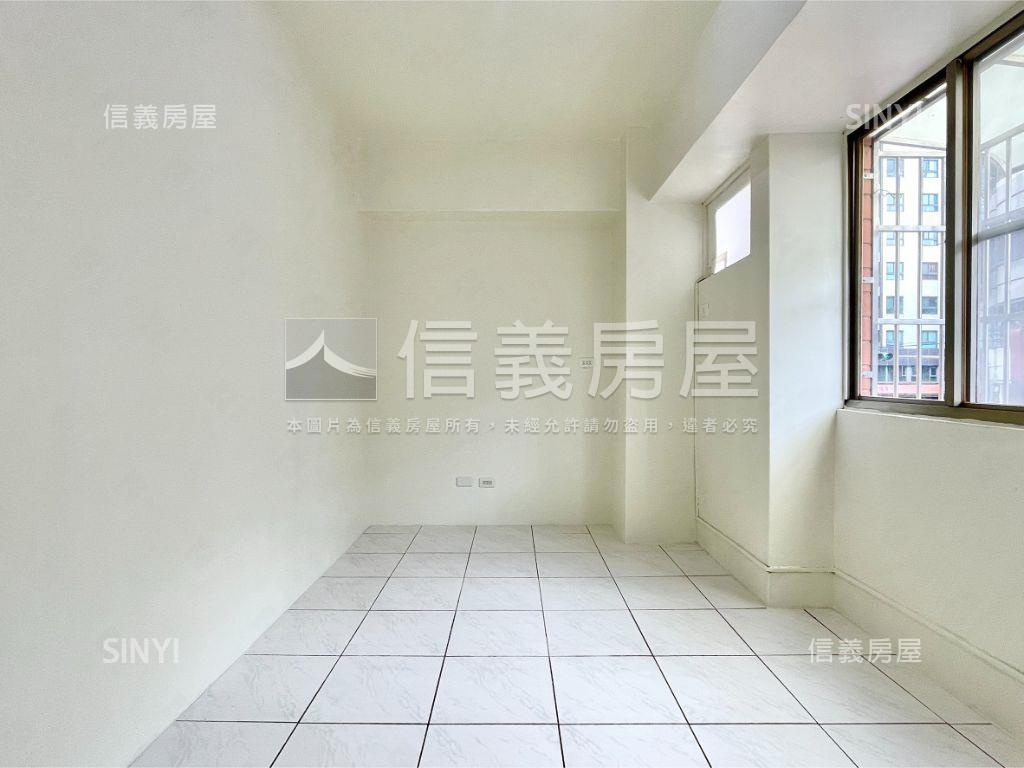 德賢商圈正路邊間店面房屋室內格局與周邊環境