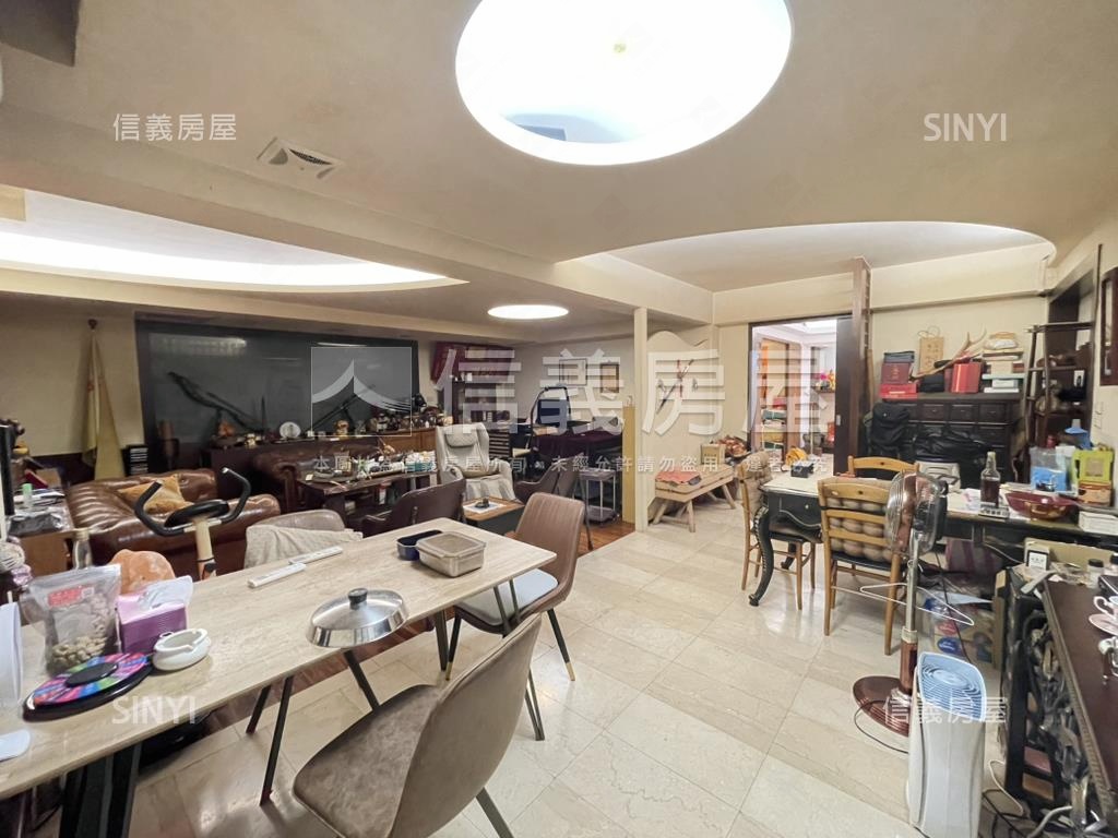 延吉三角窗面寬店辦附車位房屋室內格局與周邊環境