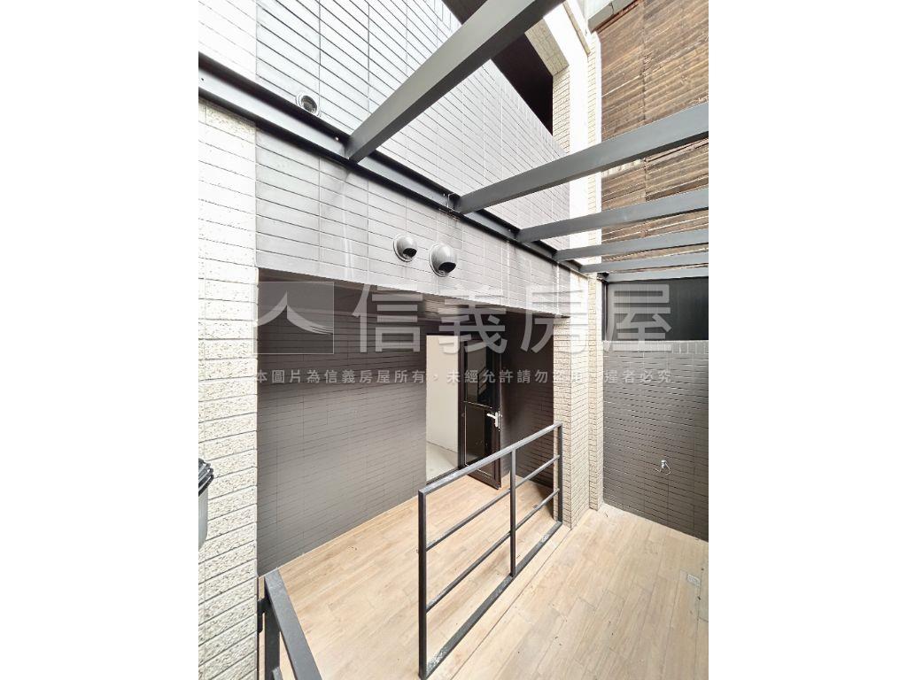 立軒敦月文化三路燙金店面房屋室內格局與周邊環境