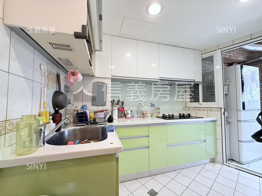 稀有捷運綠景電梯兩房車位房屋室內格局與周邊環境