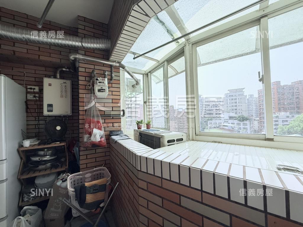 稀有捷運綠景電梯兩房車位房屋室內格局與周邊環境