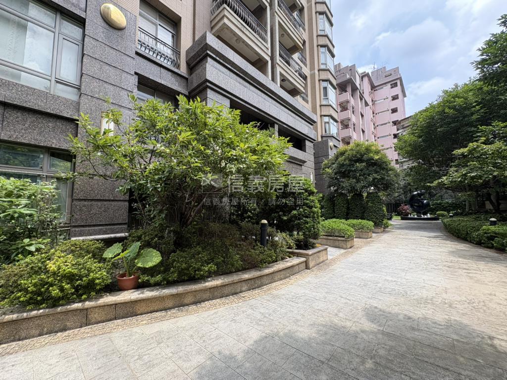 天母真園四房加車位房屋室內格局與周邊環境