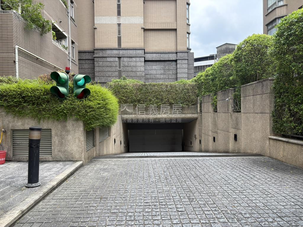 天母真園四房加車位房屋室內格局與周邊環境