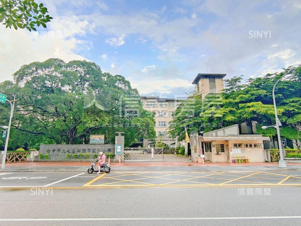 創世紀三房充電車位房屋室內格局與周邊環境