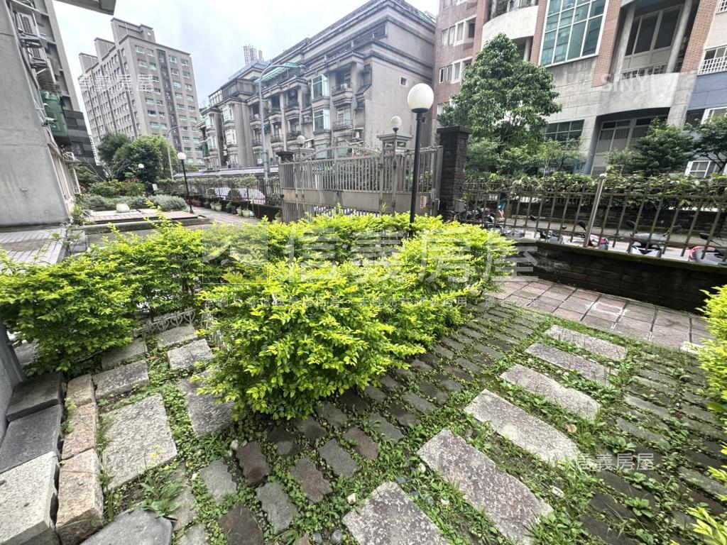 綠意盎然庭院戶＋平面車位房屋室內格局與周邊環境