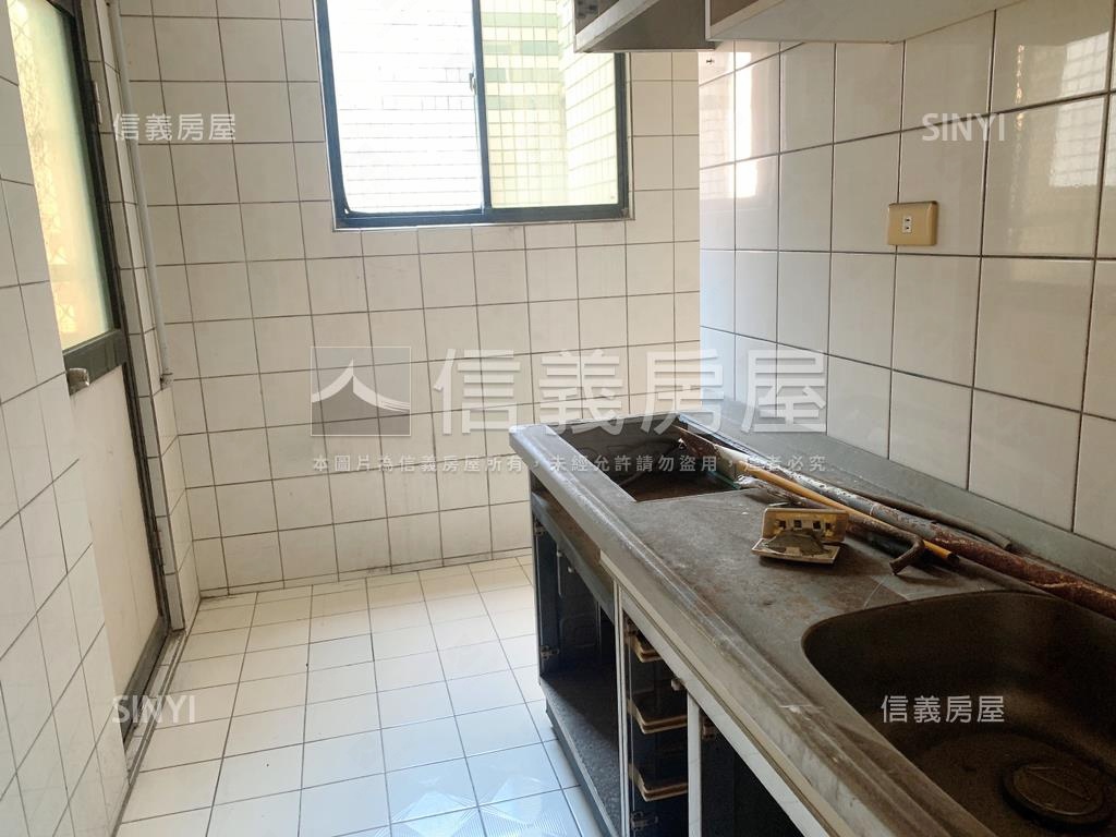 亞灣稀有雙併樓中樓房屋室內格局與周邊環境