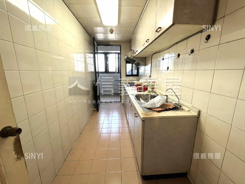 近捷運國泰高樓三房車位房屋室內格局與周邊環境