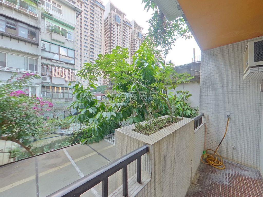崇光新村一層一戶稀有二樓房屋室內格局與周邊環境