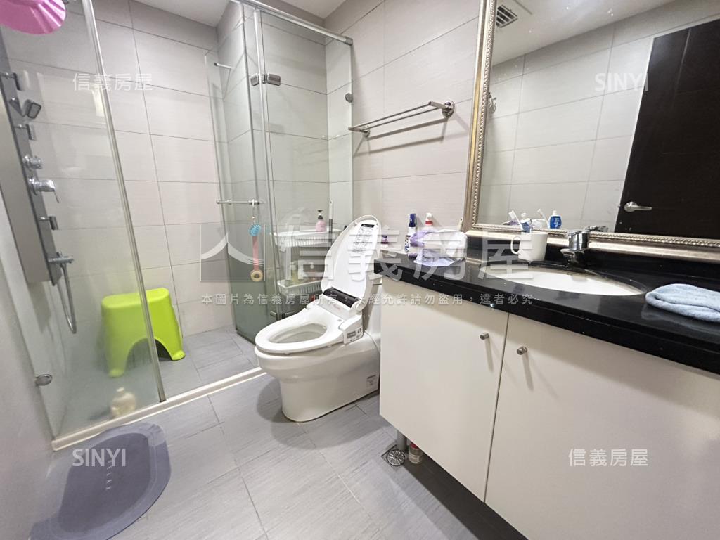 世界馥三房車位房屋室內格局與周邊環境