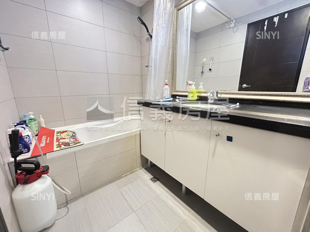 世界馥三房車位房屋室內格局與周邊環境