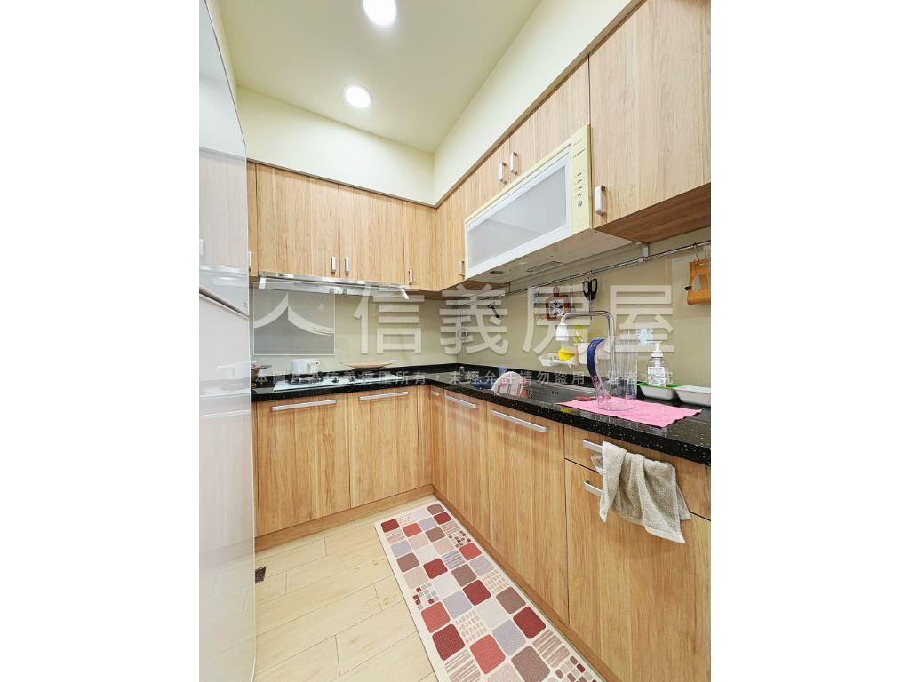 近美術館電梯美妝成家讚房屋室內格局與周邊環境