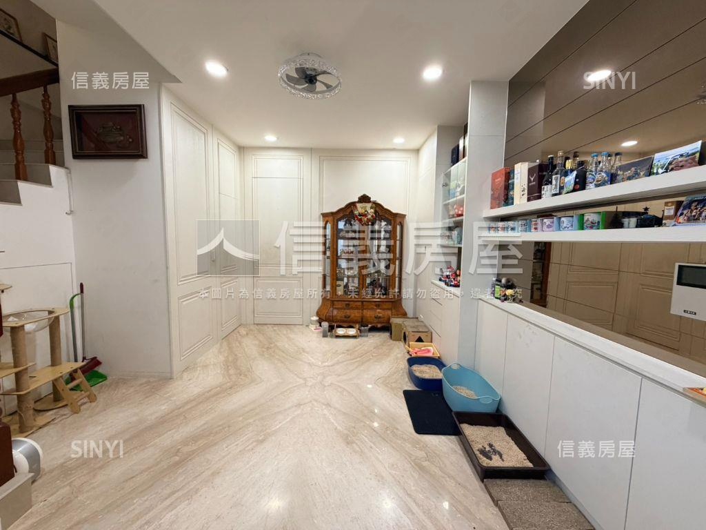 臨路前院停車大空間別墅房屋室內格局與周邊環境