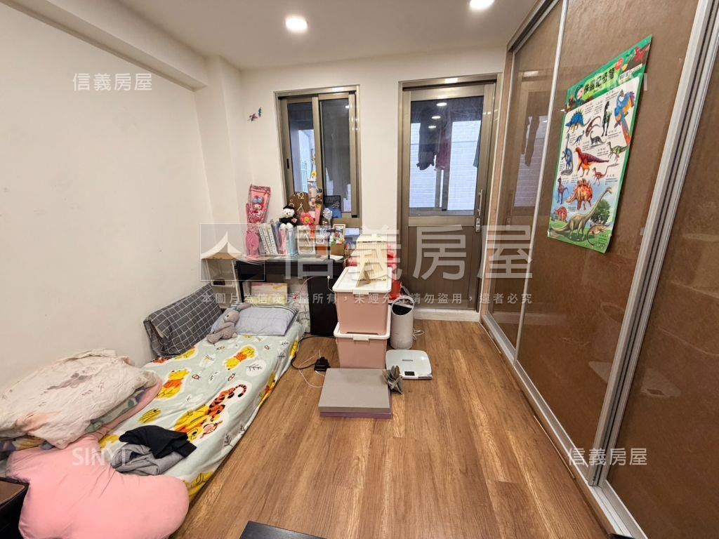 臨路前院停車大空間別墅房屋室內格局與周邊環境