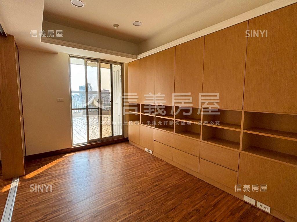 圓頂藝術廳露臺戶房屋室內格局與周邊環境