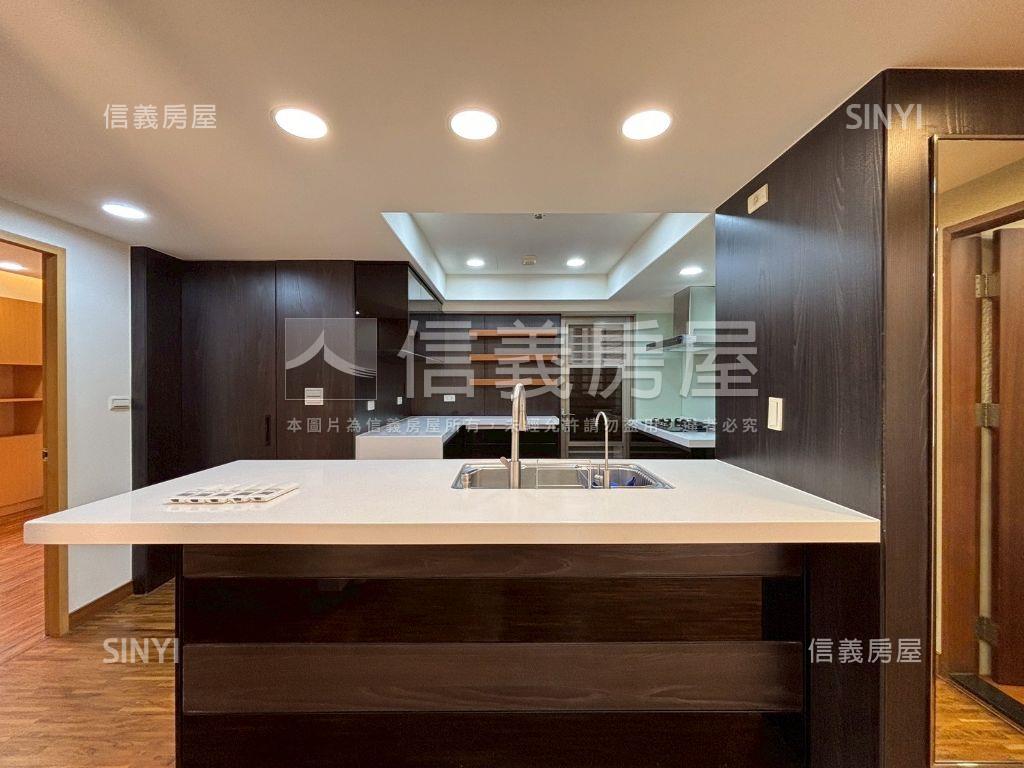 圓頂藝術廳露臺戶房屋室內格局與周邊環境