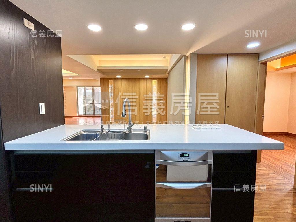 圓頂藝術廳露臺戶房屋室內格局與周邊環境