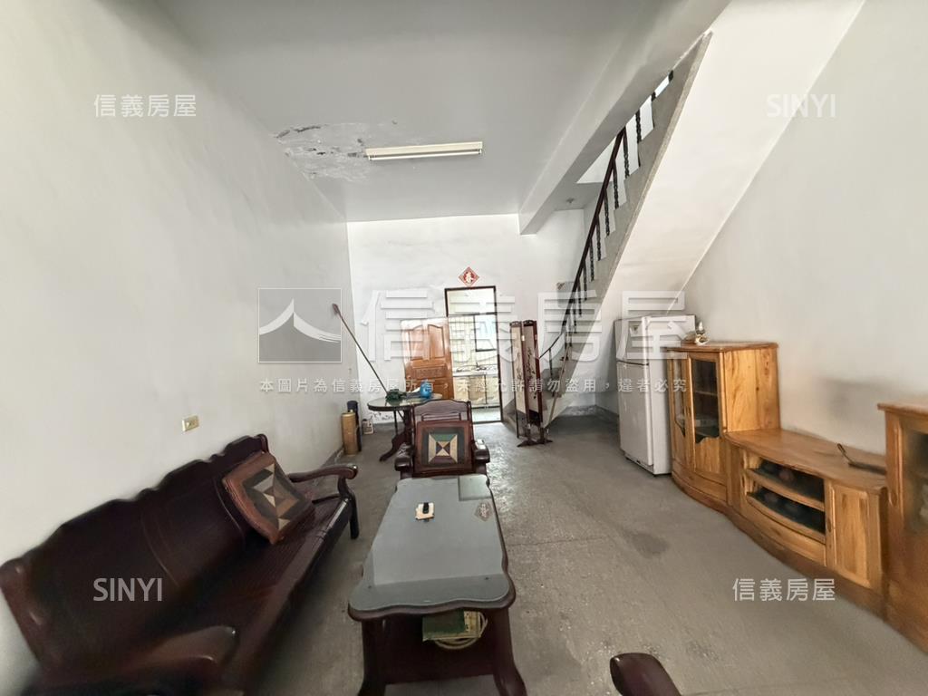 誠意出售方便停車店面房屋室內格局與周邊環境