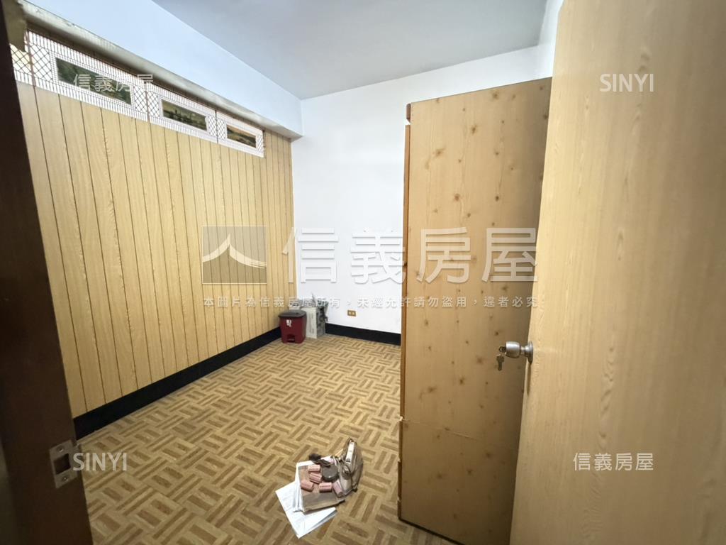 誠意出售方便停車店面房屋室內格局與周邊環境