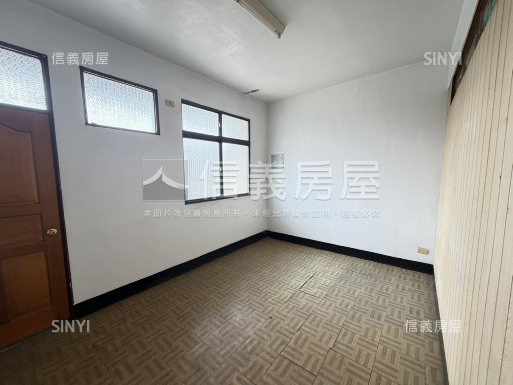 誠意出售方便停車店面房屋室內格局與周邊環境