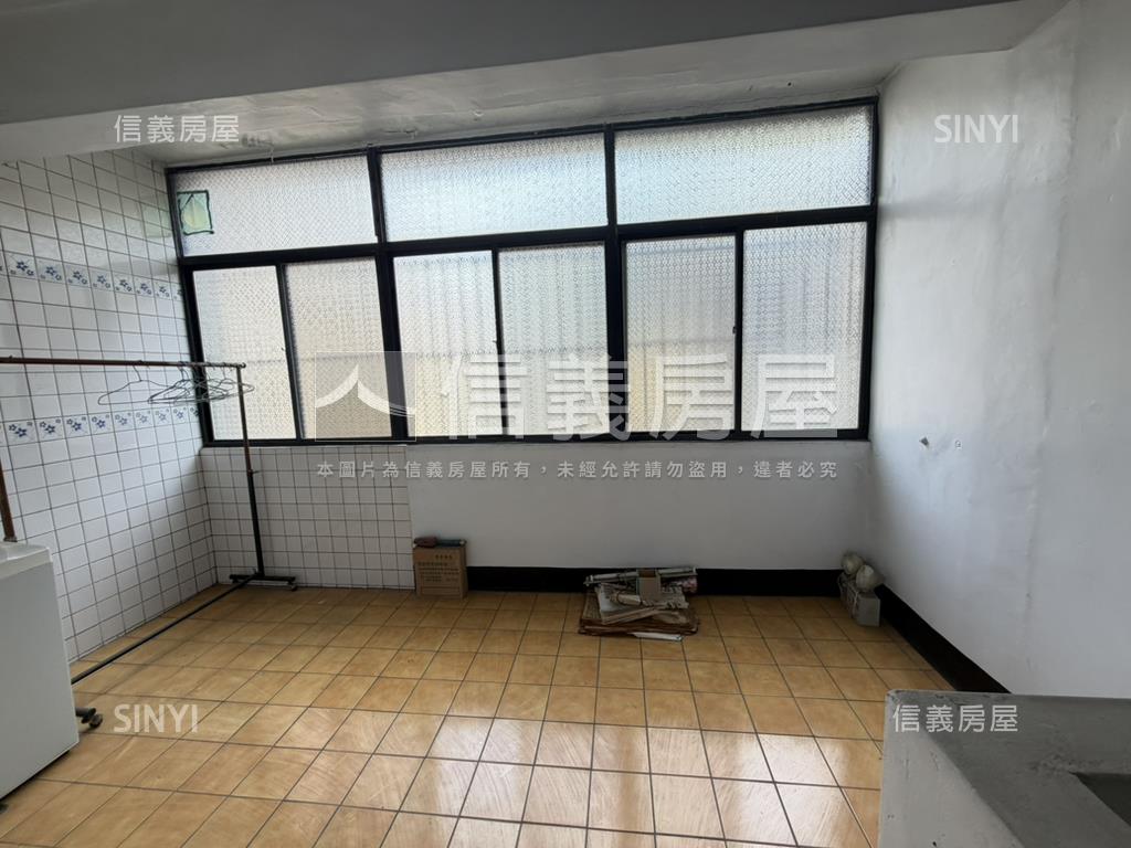 誠意出售方便停車店面房屋室內格局與周邊環境