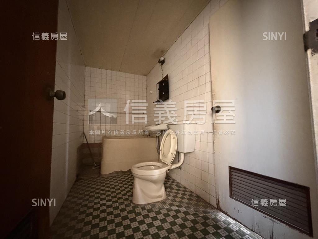 近中華西路｜前後臨路透天房屋室內格局與周邊環境