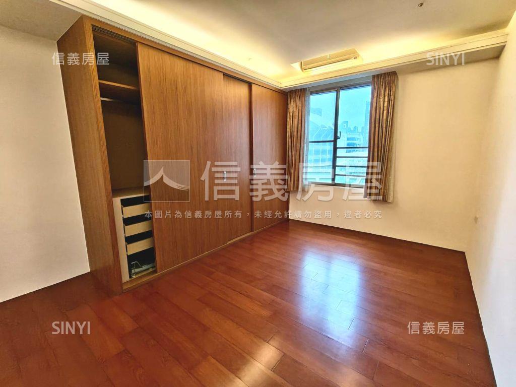 唐寧街美麗三房雙車位房屋室內格局與周邊環境