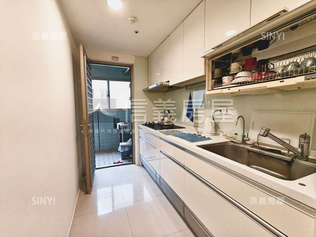 唐寧街美麗三房雙車位房屋室內格局與周邊環境