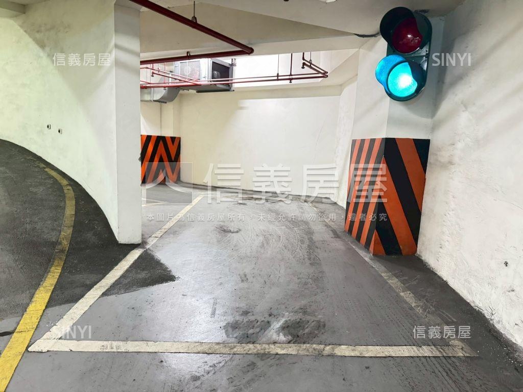 布拉格坡道平面車位好安全房屋室內格局與周邊環境