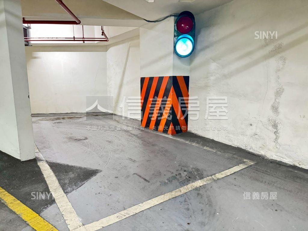 布拉格坡道平面車位好安全房屋室內格局與周邊環境