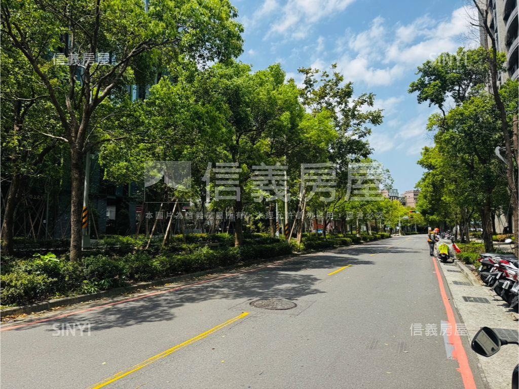 遠雄ＣＡＳＡ挑高金店面房屋室內格局與周邊環境