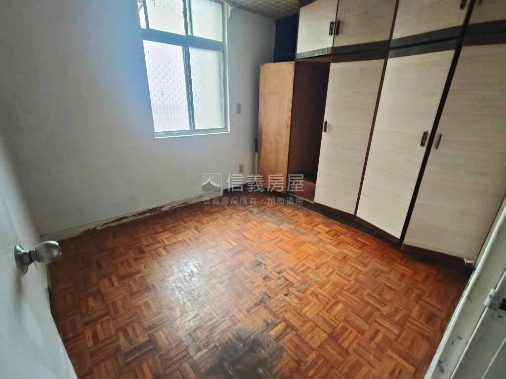 七堵分局旁邊間四房房屋室內格局與周邊環境